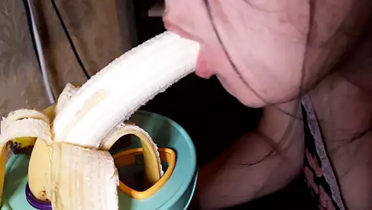 ıslak ağzımda bir muz emiyor