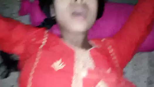 genç kız sikiş erkek arkadaşı kontrolden çıkarak penisine seks yapıyor