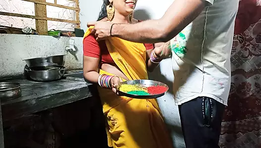 holi par seksi yenge ko renk lagakar mutfak standı par khood choda