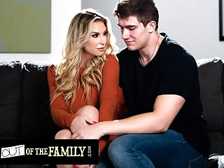 milf brooke banner üvey oğluna ekstra sevgi verir