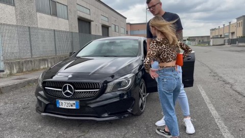 İtalyan Kız İkinci El Otomobil Alırken Satıcıyla Ateşli Bir Pazarlık Yapıyor 