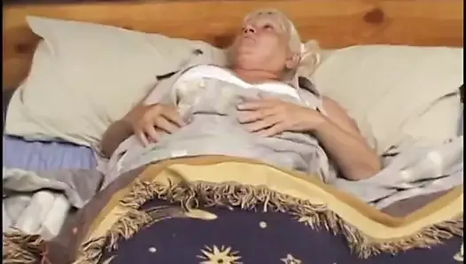 büyükanne, ona zevk zamanları vermek için bu genç adama olan sevgisini göstermeyi seviyor