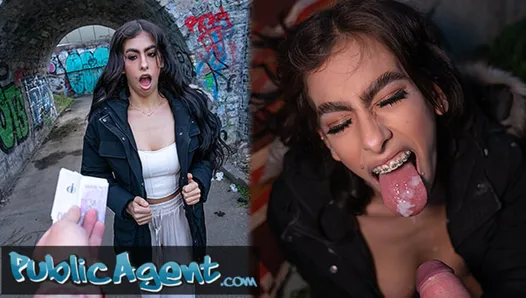 halka açık bir yerde açık alanda ajan seksi Kolombiyalı yavru emiyor ve sikişir