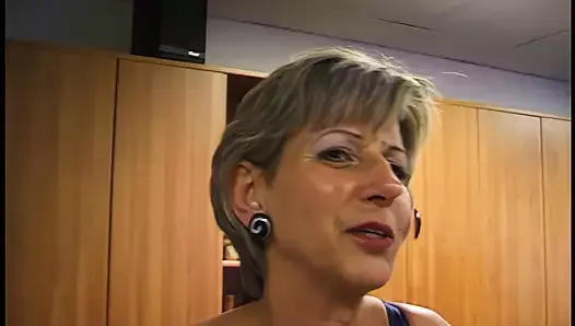 porno ofiste Alman milf sikişiyor