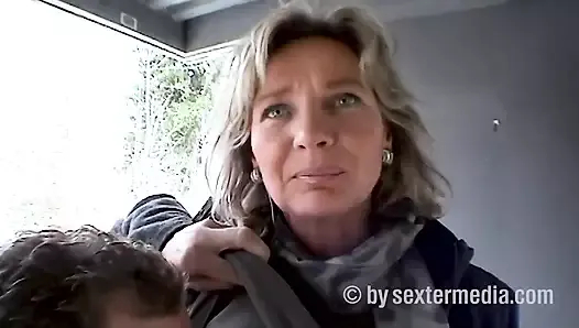 bir yabancının yarrak tarafından olgun ev hanımı sikildi