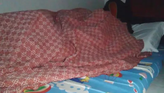 torunumun erkek arkadaşıyla bir yatağı paylaşmak beklenmedik bir boşalmayla bitiyor