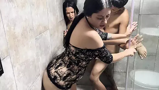 üvey annem ve üvey kız kardeşimle üçlü seks yapıyorum