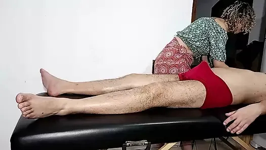 Masözün kıyafetlerini çıkarmayı ve onu oral seks yapmaya ve üzerine oturmaya ikna etmeyi başardı.