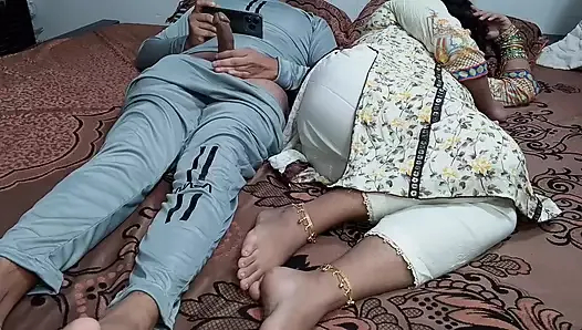 Hint üvey annesinin üzgün olmasından faydalanıyor