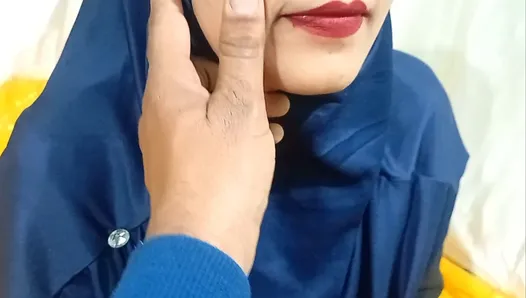 Tesettürlü Hint Yengemin güzel dudakları sikimi harekete geçirdi