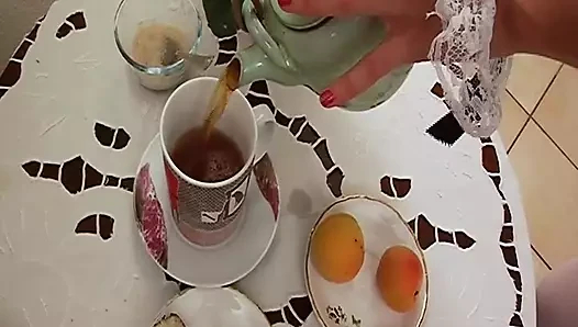 Fransız MİLF ve ateşli dövmeli yavru ile ateşli anal üçlü