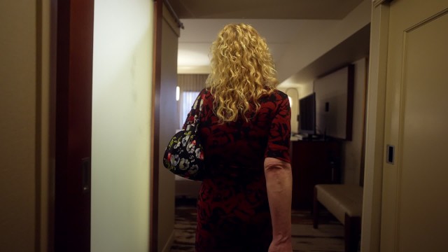 Üvey Anne, Üvey Oğluyla Otel Yatağını Paylaşıyor Anal Tıkaçla İlişkiye giriyor