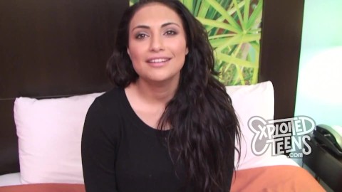 Fincan Memeli Esmer Güzelinin İlk Porno Deneyimi 