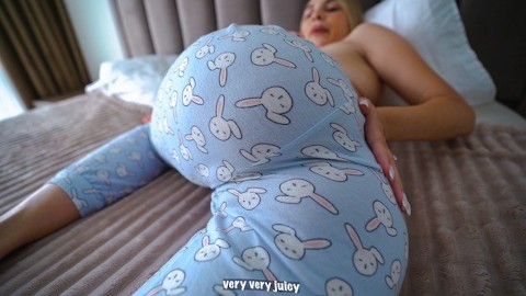 Üvey annem sabahları kapı açıkken porno izleyerek beni baştan çıkarıyor