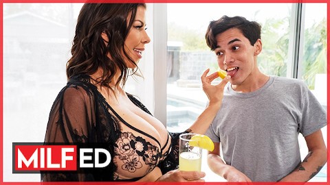 Milfed - Yaramaz Bomba Alexis Fawx Kocası uzaktayken onu becermek için havuz görevlisini azdırıyor