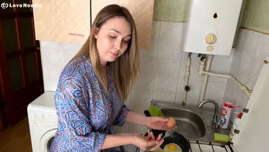 üvey oğlunun sürprizi sayesinde üvey annenin amının seks bebeğinin amı kadar dar olduğu ortaya çıktı
