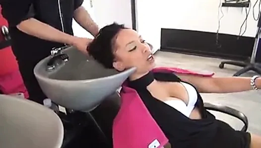 Seksi sosyetik zenci Carla, çalışanı tarafından sikiliyor