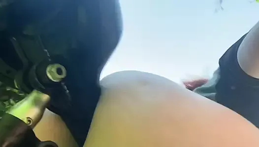 bisiklet koltuğu, tutamak, tekerlek çabalayan, amcık ve götten dildo ile aydıyor ile açık havada sikişme