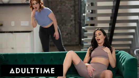 yetişkin zamanı - natalie brooks, pawg roomie siri dahl tarafından mastürbasyon yaparken yakalandı, vahşi lezbiyen sekse yol açar!