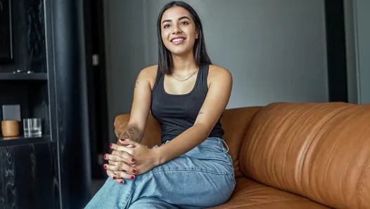 Küçük göğüsleri büyük ganimet Amatör 18 yaşındaki birini Kolombiyalı ateşli POV cowgirl sahte iş görüşmesi!