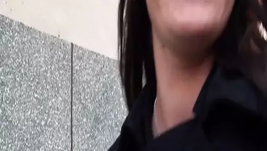 Güzel Fransız bebek seçilmiş yukarı ve sikildi sert tarafından bir yabancı