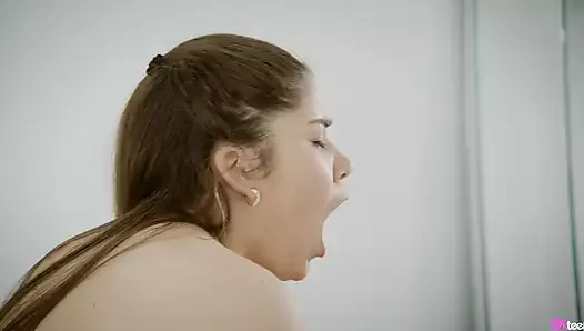 Tüm Curvy Chloe Lapiedra Üzerinde geliyor