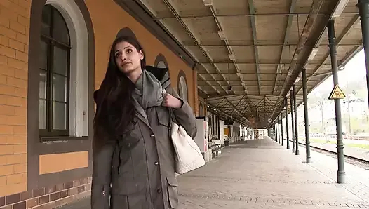 Güzel yabancı sikildi sert tarafından eski yarrak içinde the mutfak