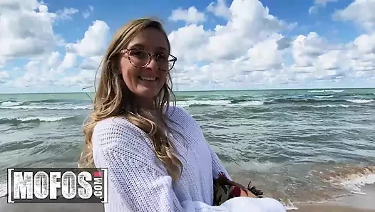 MOFOS - Plajda Çıplak Olmaktan Ve damlayan Bir Creampie Almaktan Başka Bir Şeyi Sevmez