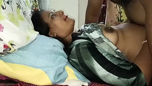 Kavita ile ağız ve sikişiyor kullanarak prezervatif giyiyor