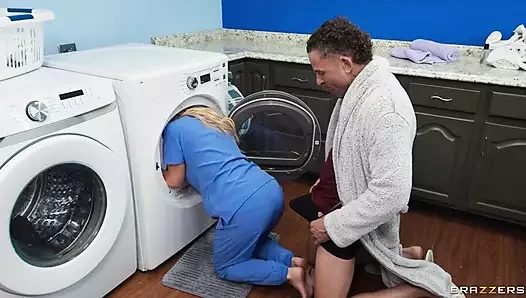 Yaramaz Hemşire Danielle Renae Brazzers Bir Yük 
