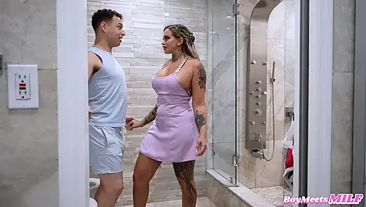 Slutty Üvey Stephanie Aşk Dominates beni Kadar O attırmas üzerinde benim genç yarrak