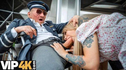 DADDY4K. Genç ve seksi sarışın, gazinin penisine atladı