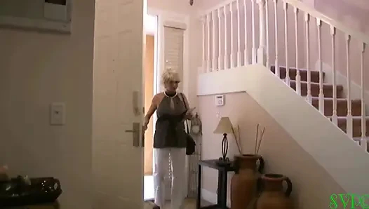 Büyük Göğüslü GILF Üvey Oğlunun Penisine Sahip